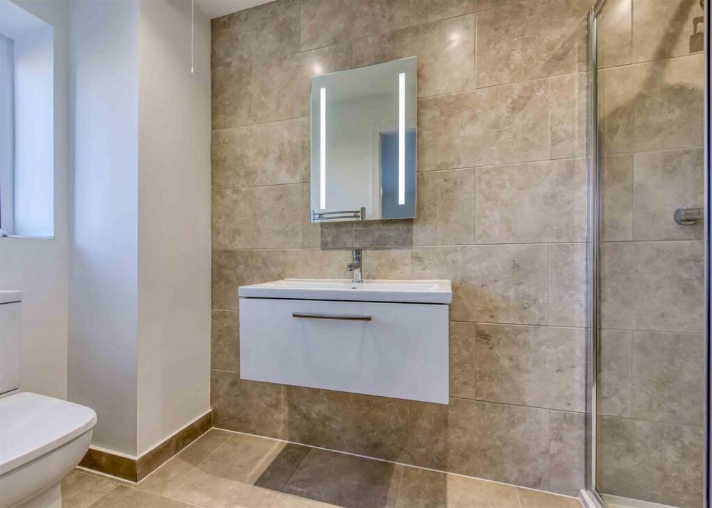 3 Yew Tree Lane-bed1 ensuite.jpg