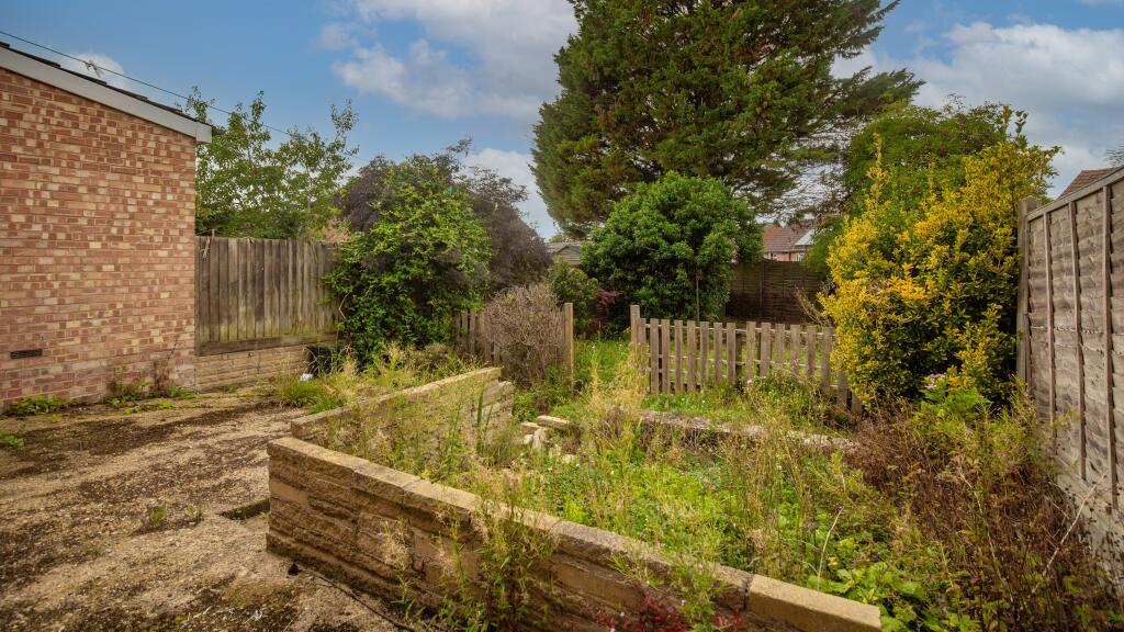 25 Pirbright Crescent, New Addington, Croydon, CR0 0RT