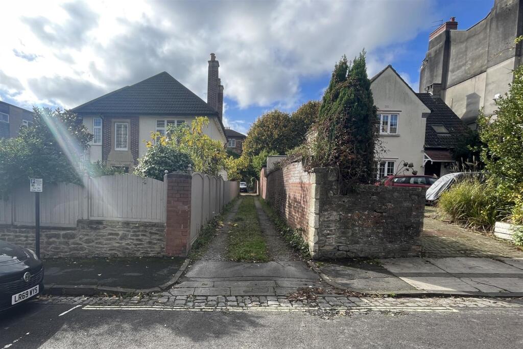 Middle garage to rear of 74 Pembroke Road, Clifton