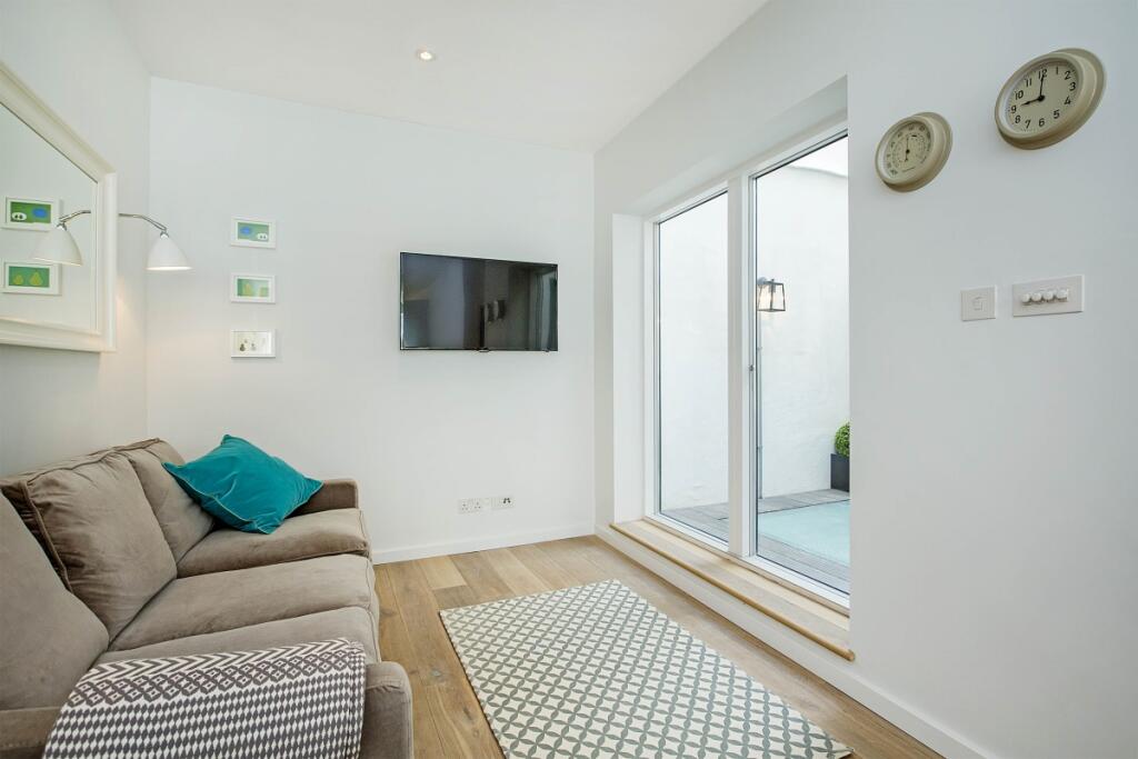 KFH-16 Queens Mew...