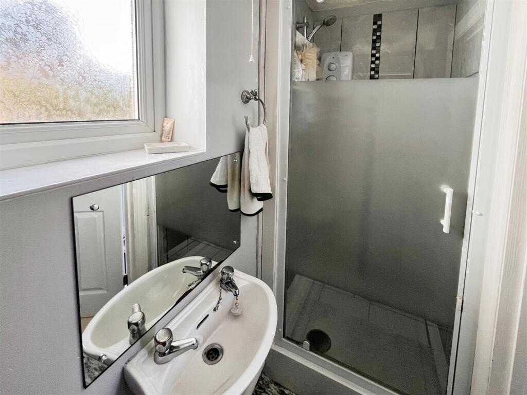 GROUND FLOOR SHOWER ROOM