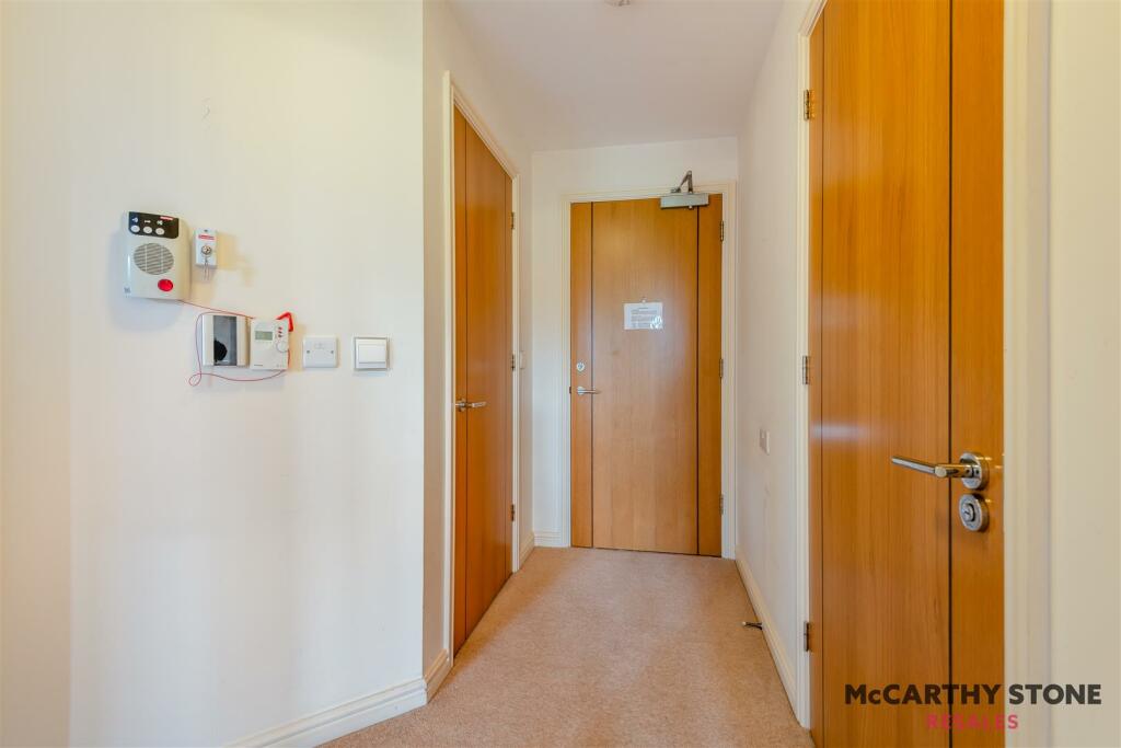 8597350-interior10.JPG
