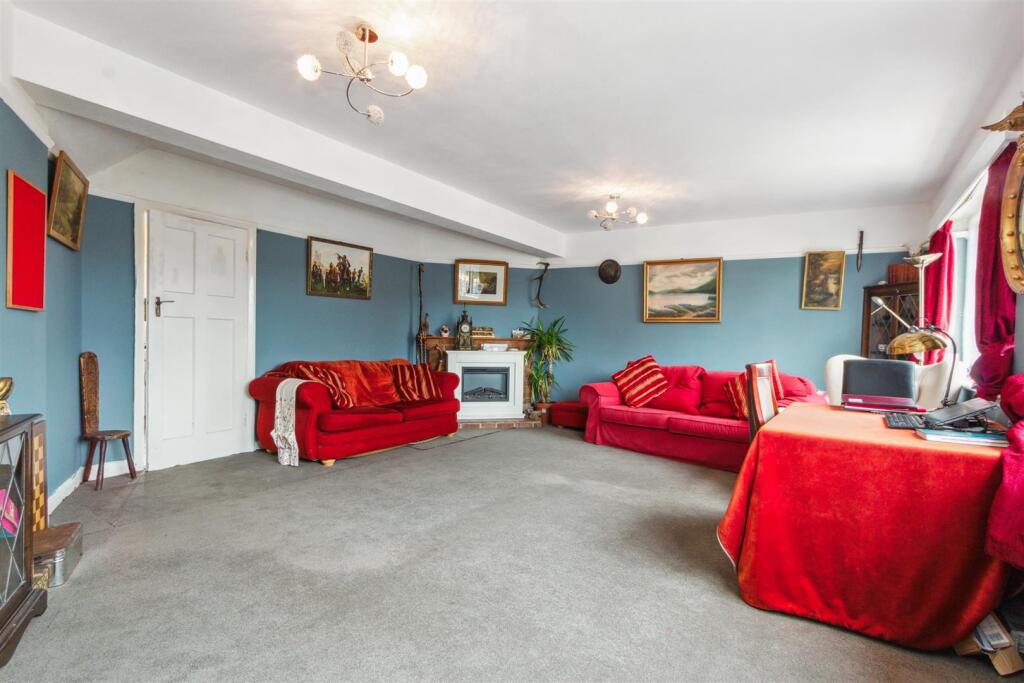 1a Station Approach, KT24 6QX reception 2.jpg