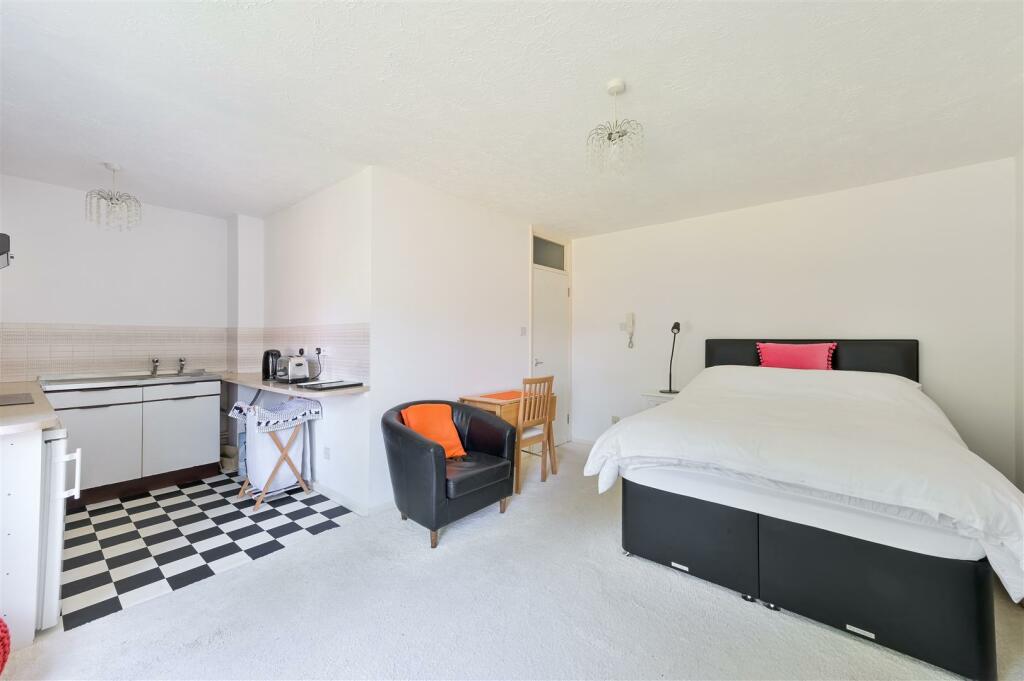 Bedroom/ Kitchen