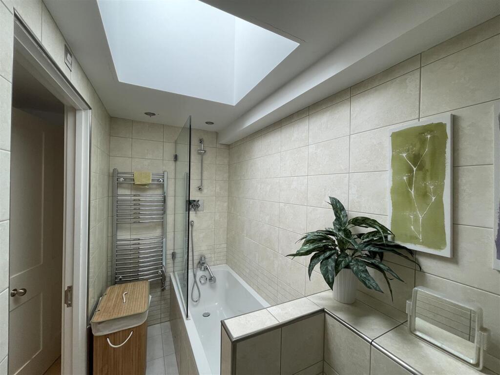 En-suite bathroom.jpg
