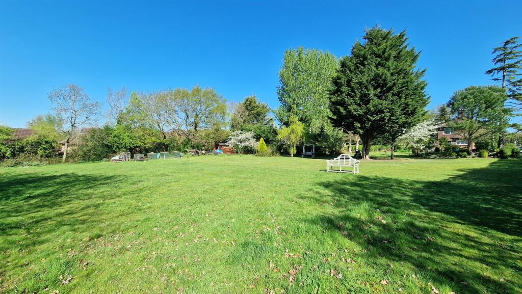 GARDEN TO HOUSE DISTANT.jpg