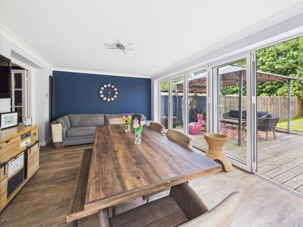 4. CAM04922G0-PR0050-STILL016