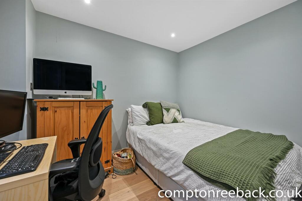 CR - 19a Sutherland Avenue - BedroomC3 (1).jpg