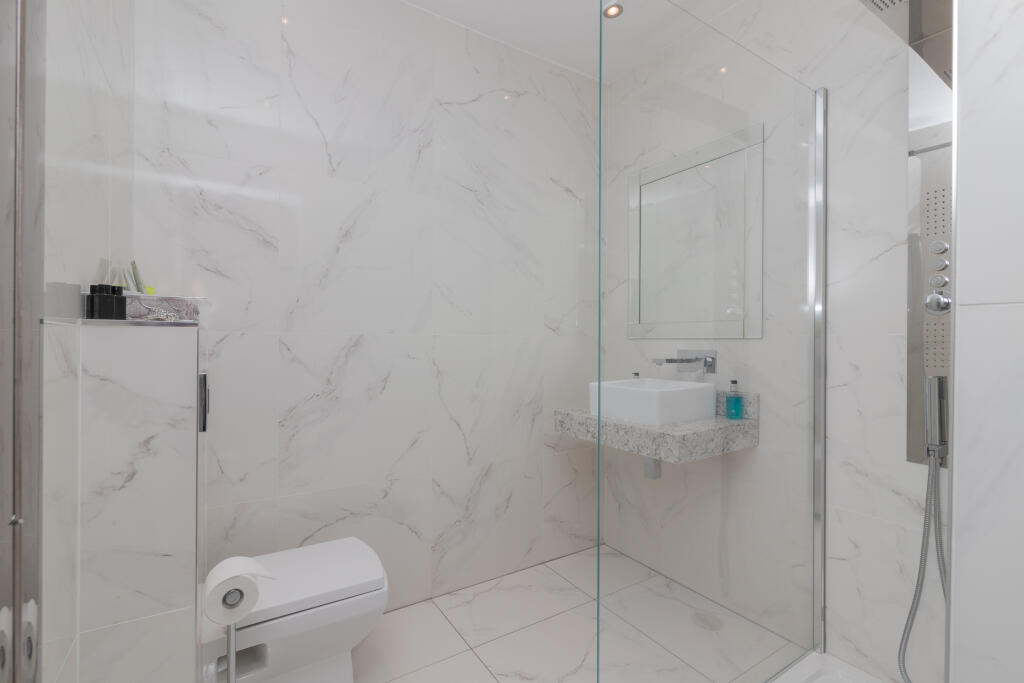 Guest Bedroom En Suite