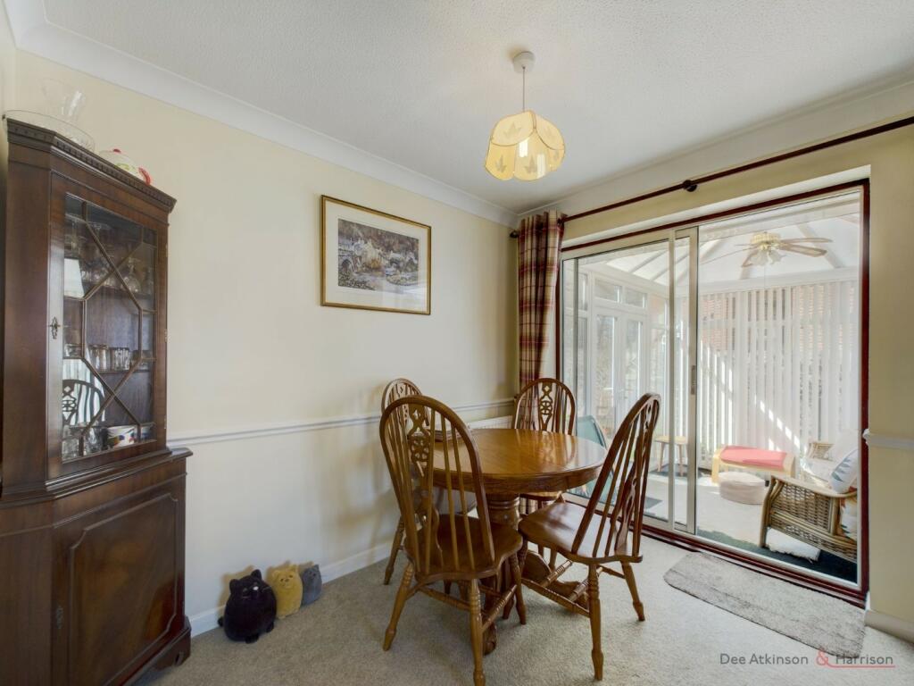 Lounge/Dining Area