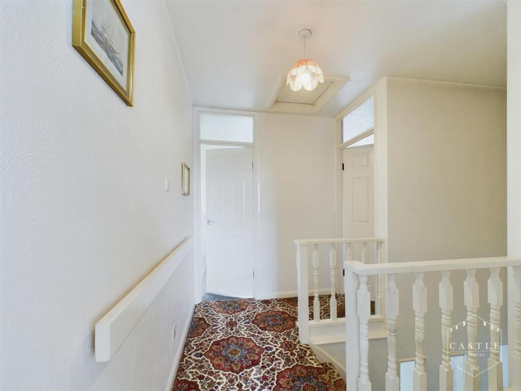 FIRST FLOOR LANDING