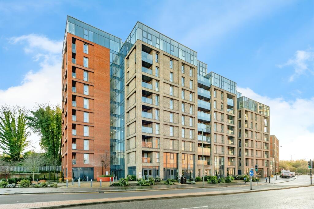 Marketfield Way, Redhill