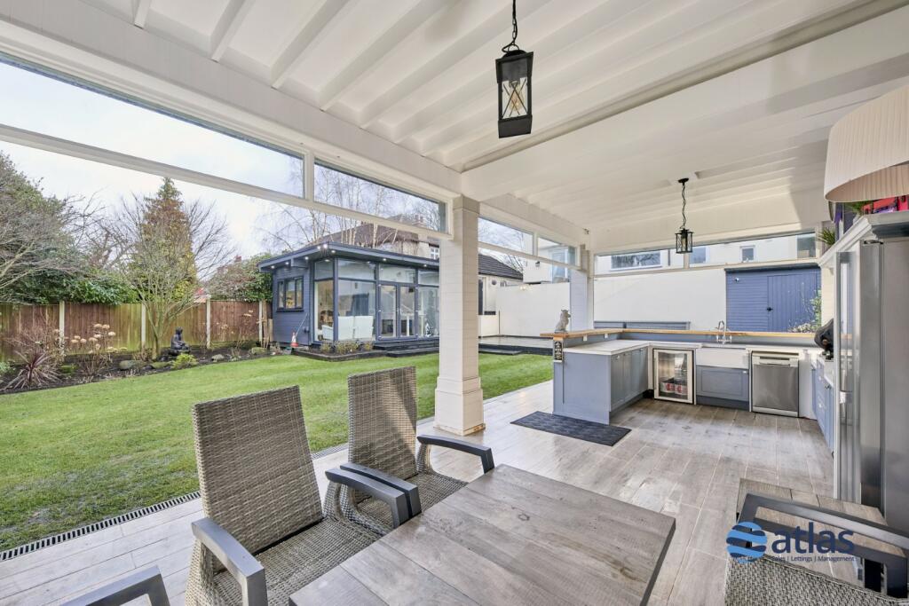 Summer House/Patio/Dining Area