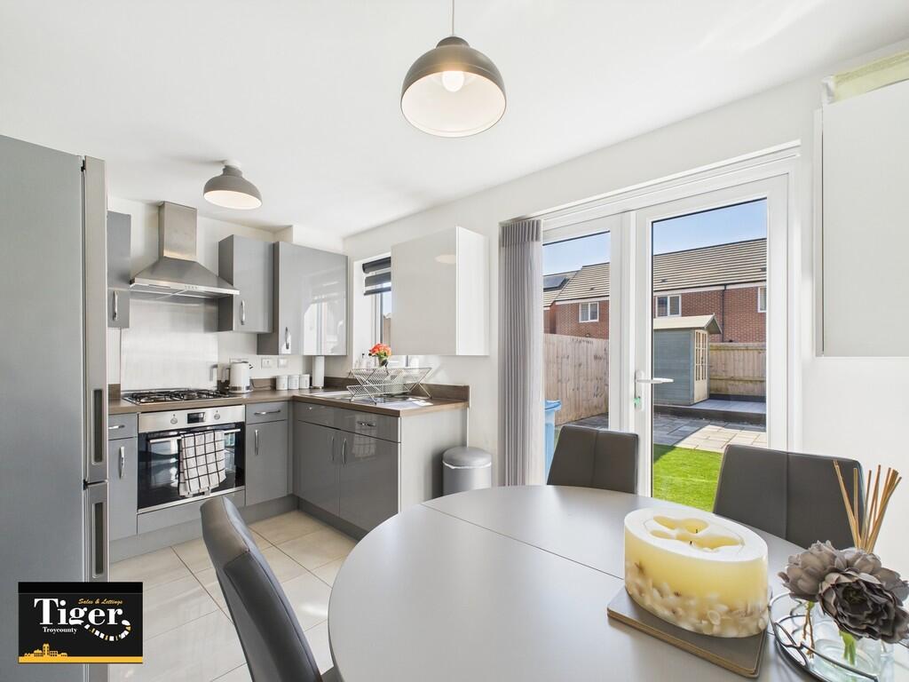 CAM02176G0-PR0519...