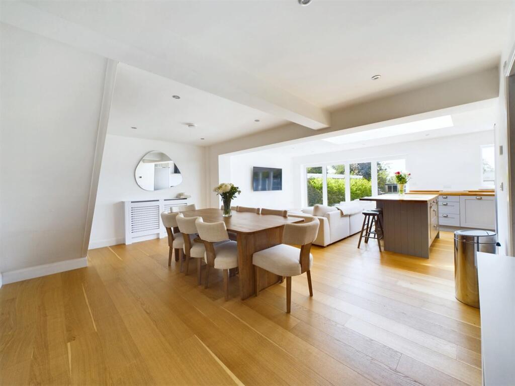 OPEN PLAN LIVING/ KITCHEN/ DINING AREA