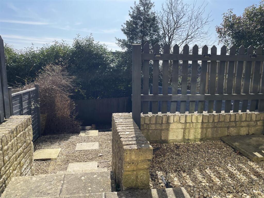 35 Cuckoo Close garden.jpeg
