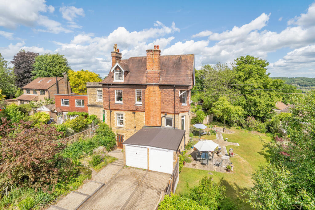 1299052-1-68371a9...