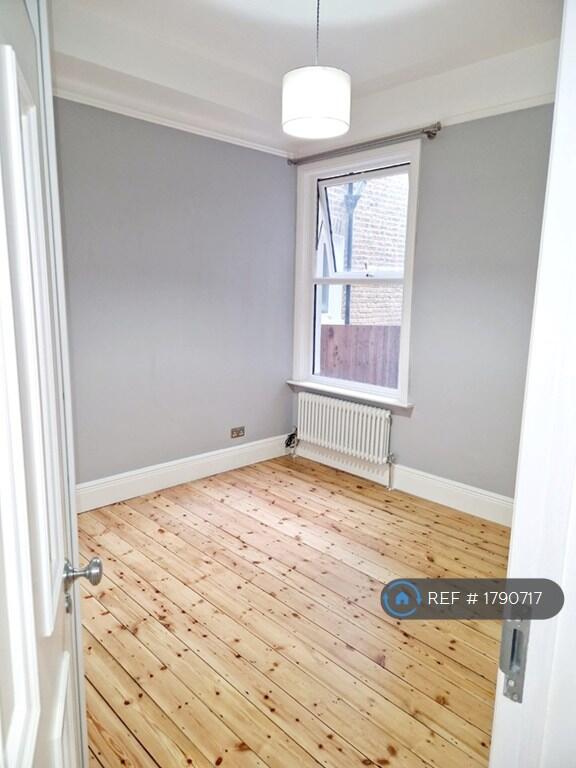 Large 2nd Bedroom With Sky Outlet