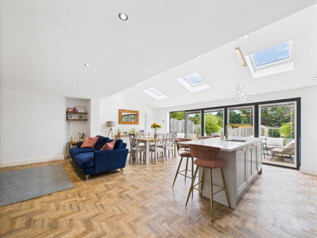 CAM02386G0-PR0140-STILL009 - Copy