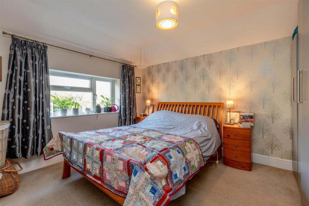 Canford Lane, Westbury on Trym Bed 2.jpg