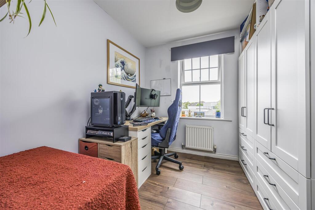 Flat 11, 2 East Shore Way, Baffins-PorticoMarketin