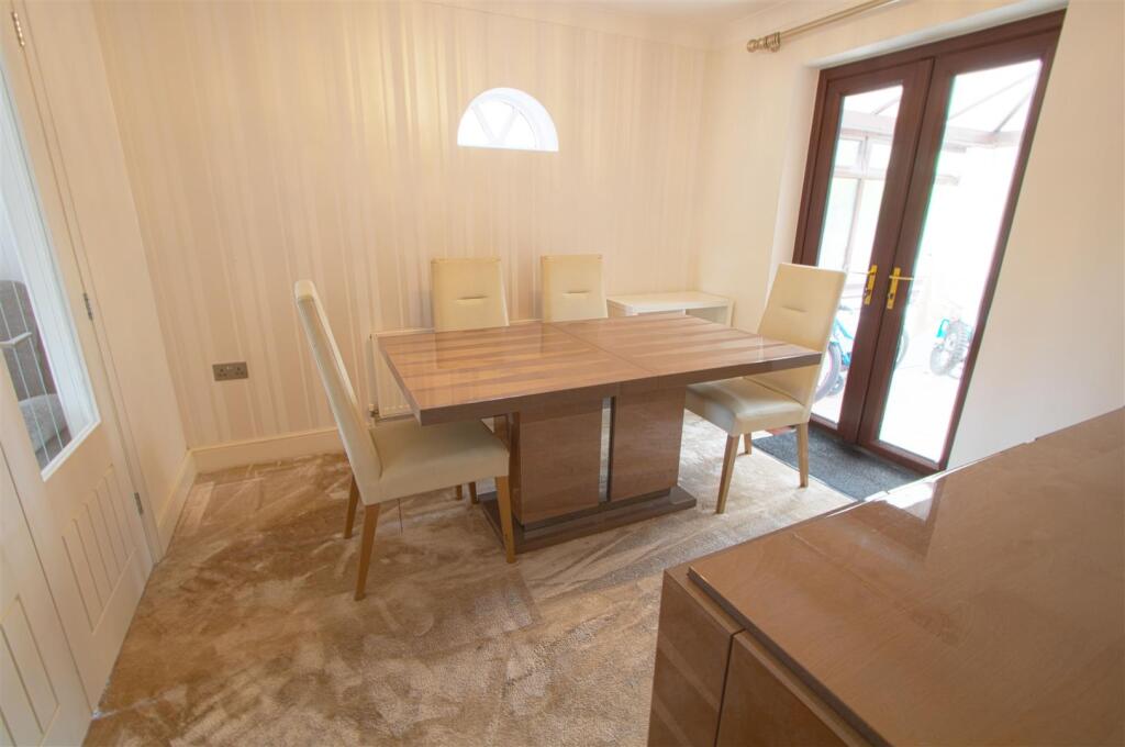 DINING ROOM.jpg