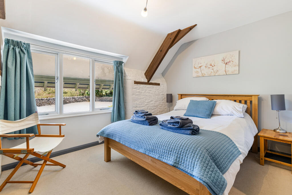 A10 - Hobbit Cottage Noss Mayo - 250912