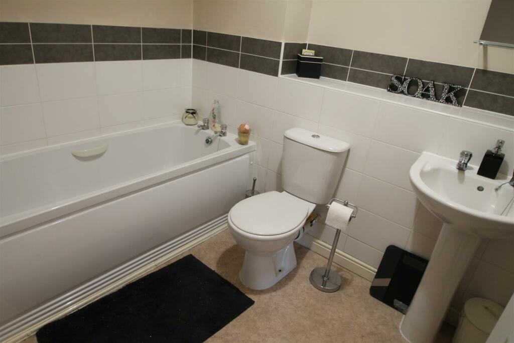 darwin bathroom.jpg