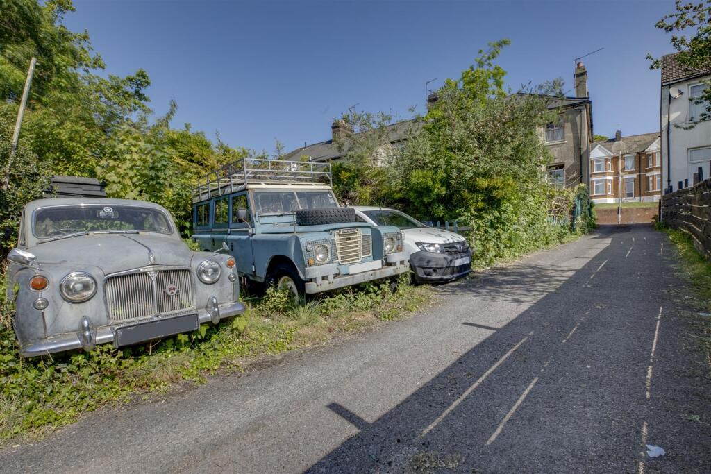 110 Totteridge Road, HP13 6EX-10.jpg