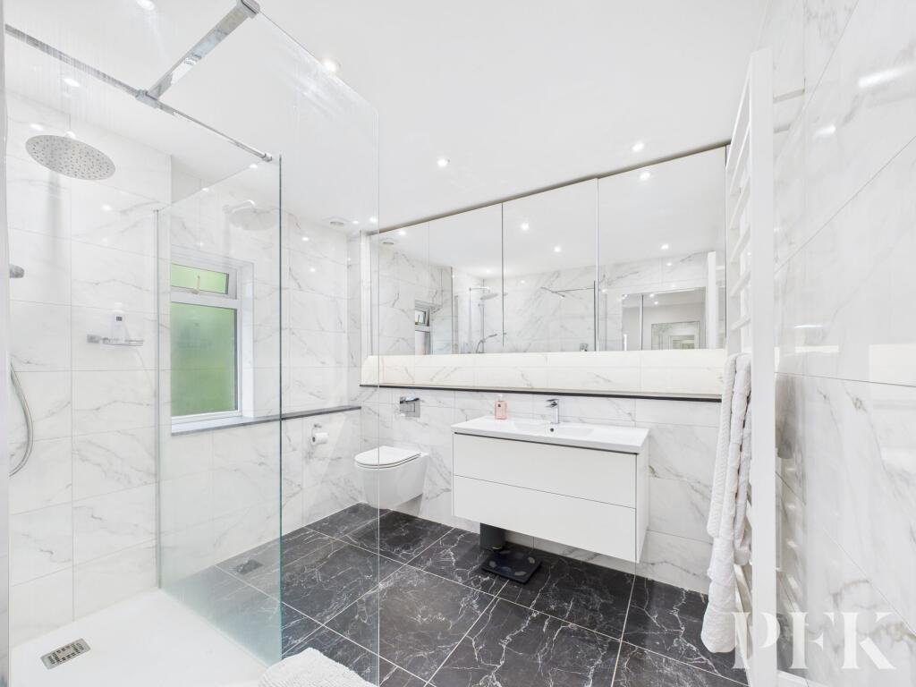 En-suite to principle suite