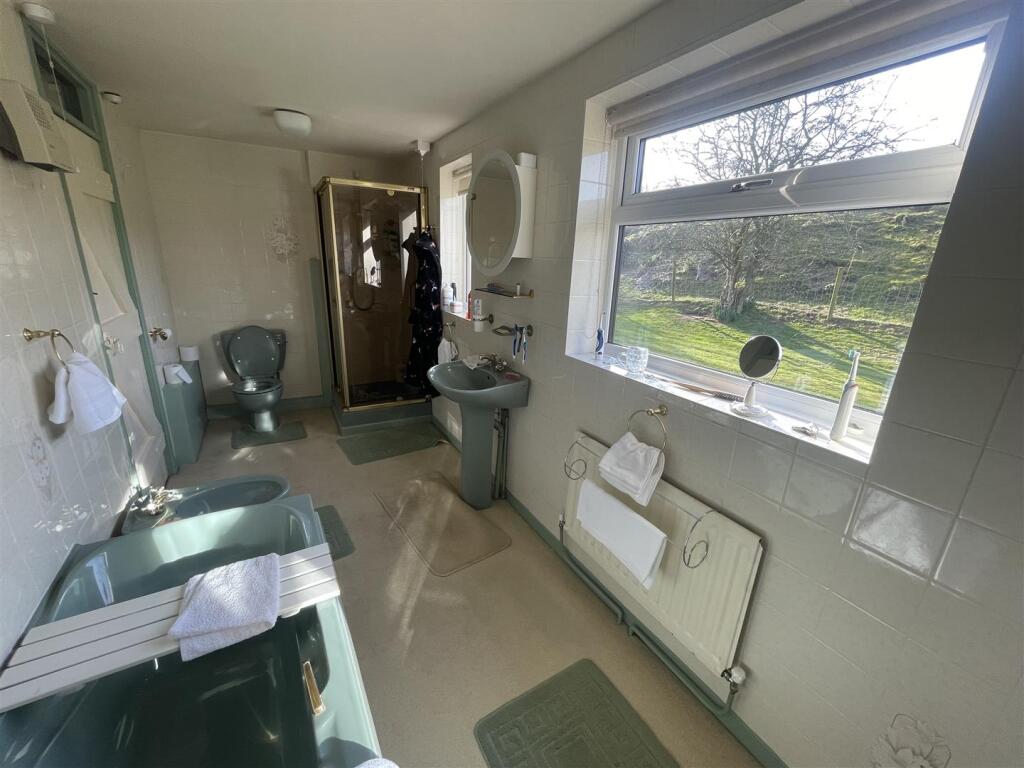 BATHROOM/WC
