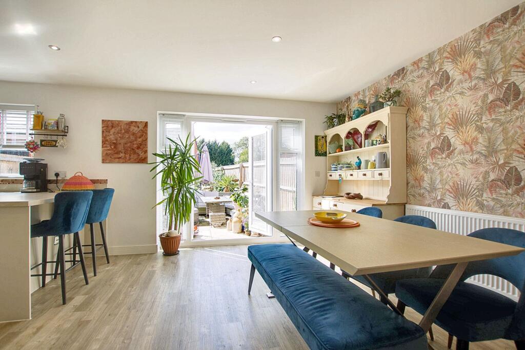 Modern Fitted Kitchen &amp; Dining Area