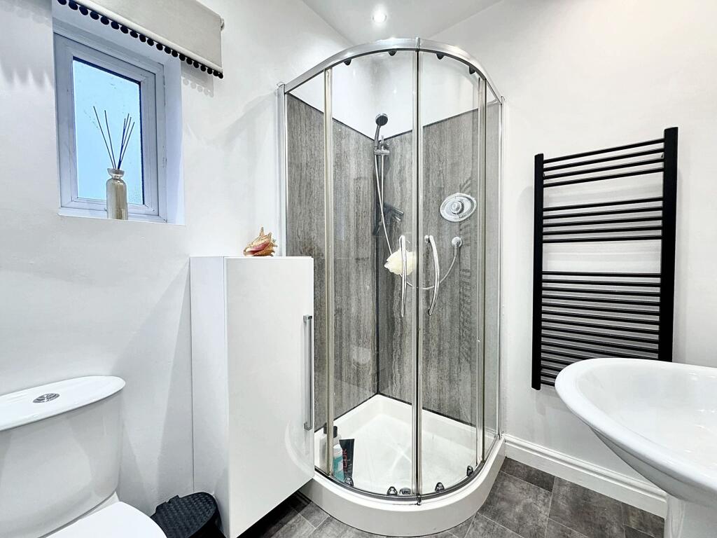 JACK AND JILL EN-SUITE SHOWER ROOM