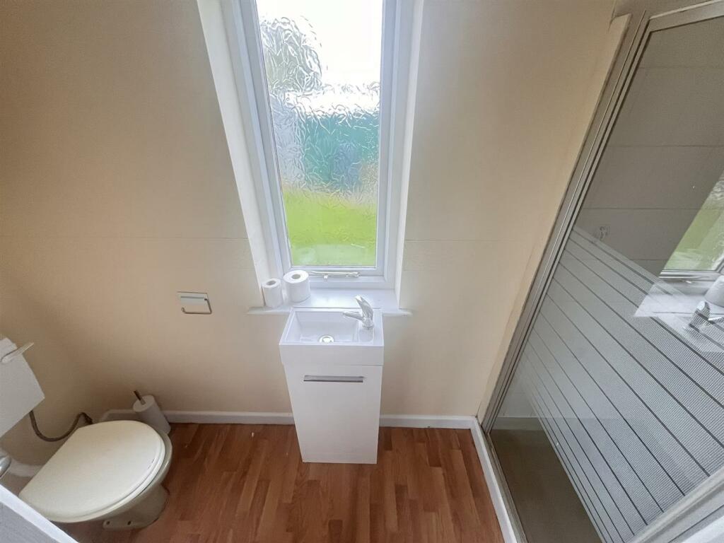 SHOWER ROOM OFF