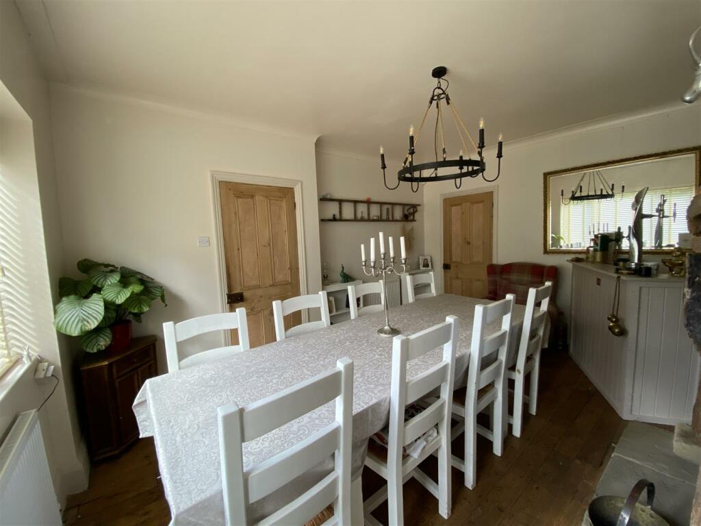 Dining room: