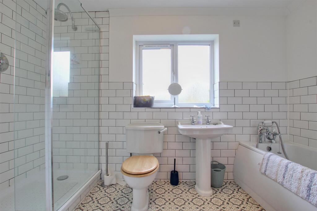 EN-SUITE BATHROOM