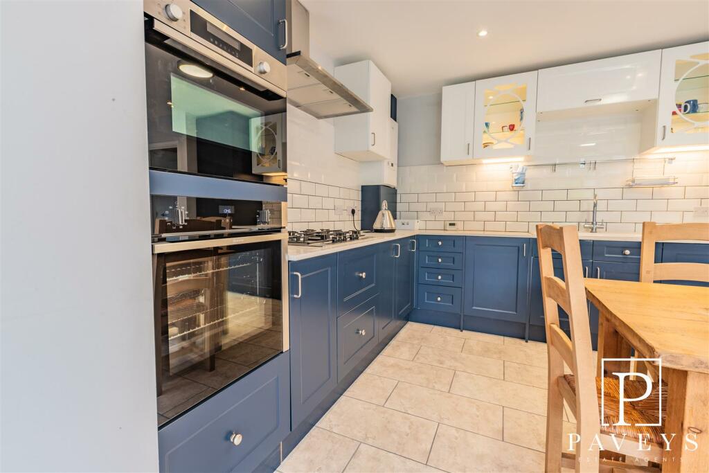 KITCHEN DINING FAMILY ROOM