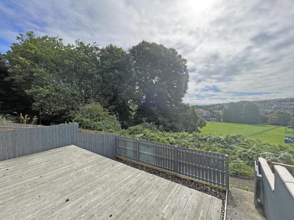 Ashford Close 29 Front Garden.jpg