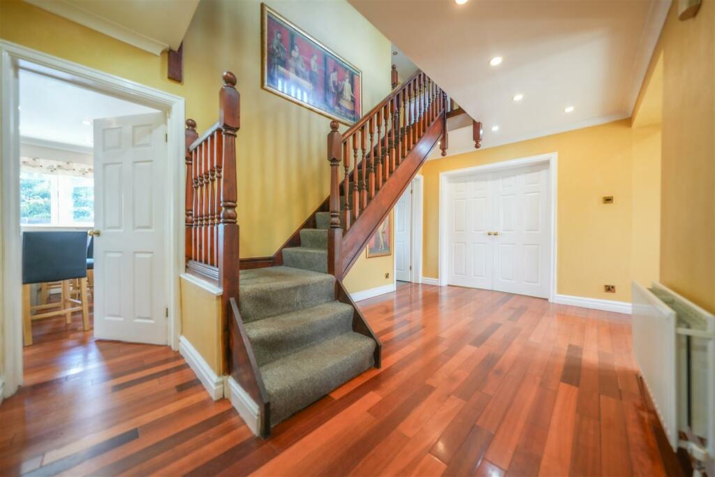 ENTRANCE RECEPTION HALLWAY