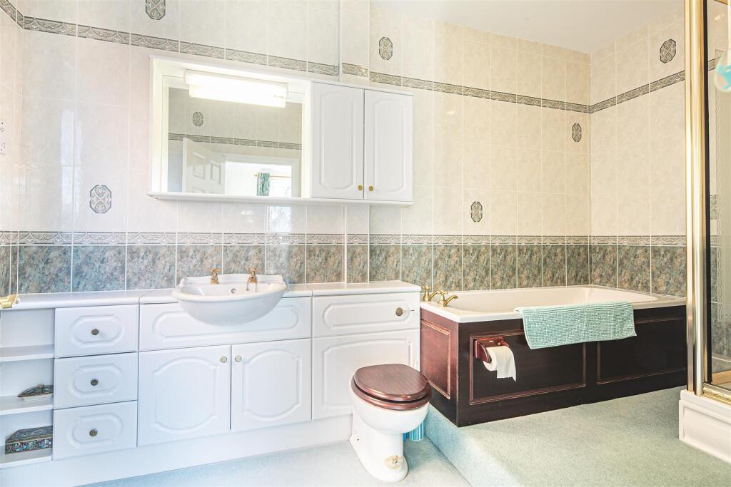 Ensuite to bed 2