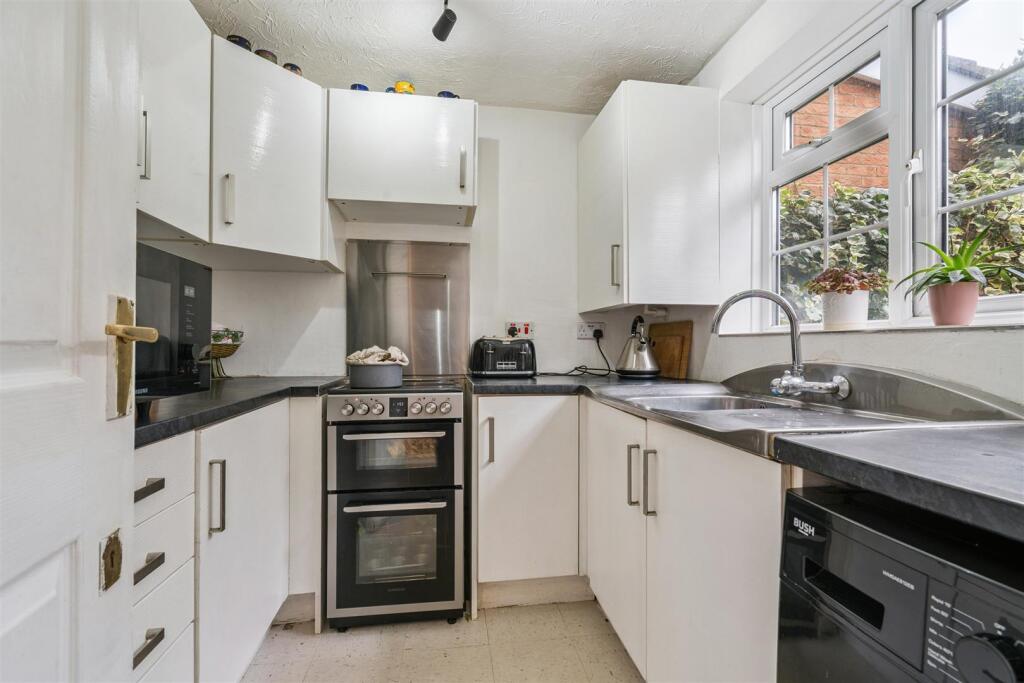 6 Wlkins Close, Mitcham kitchen.jpg