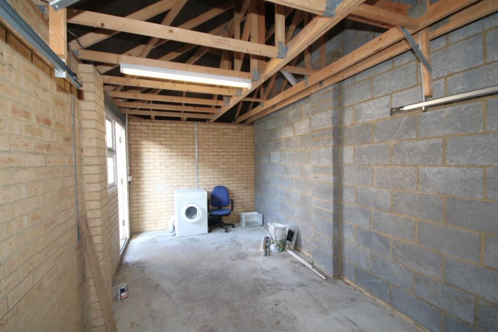 Garage b.JPG