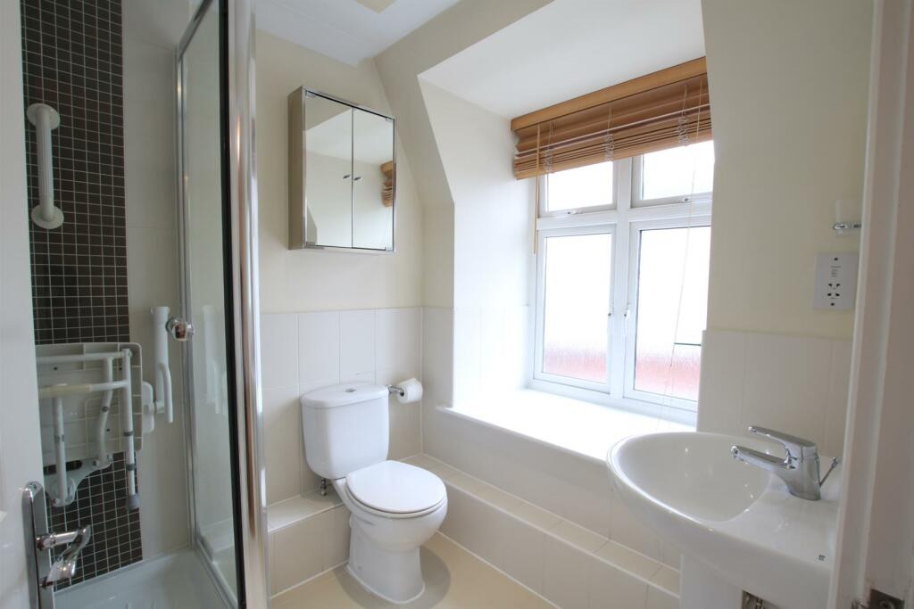 BED 1 EN SUITE.JPG
