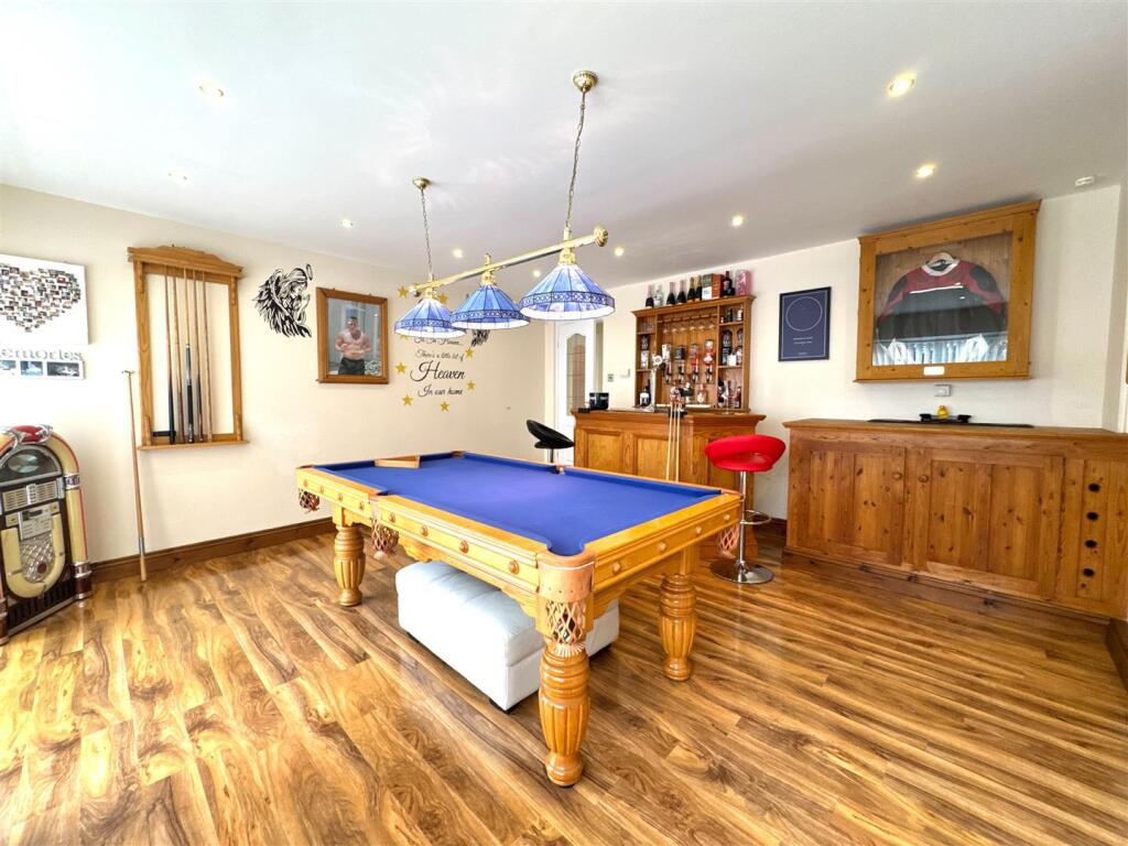 POOL ROOM/GAMES ROOM