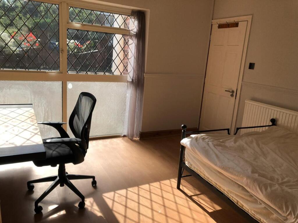 17A bed 2b.jpg