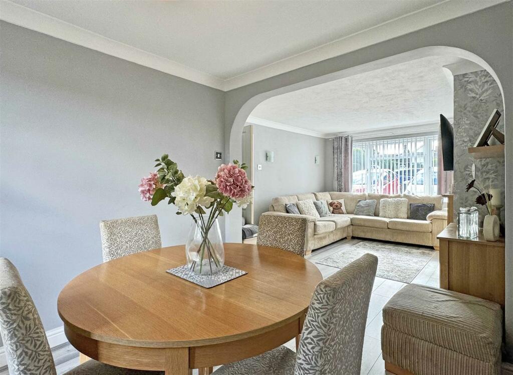 Dining Room b.jpg