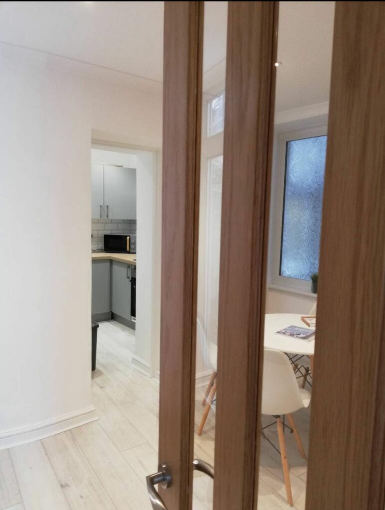 Entrance to dining room and kitchen