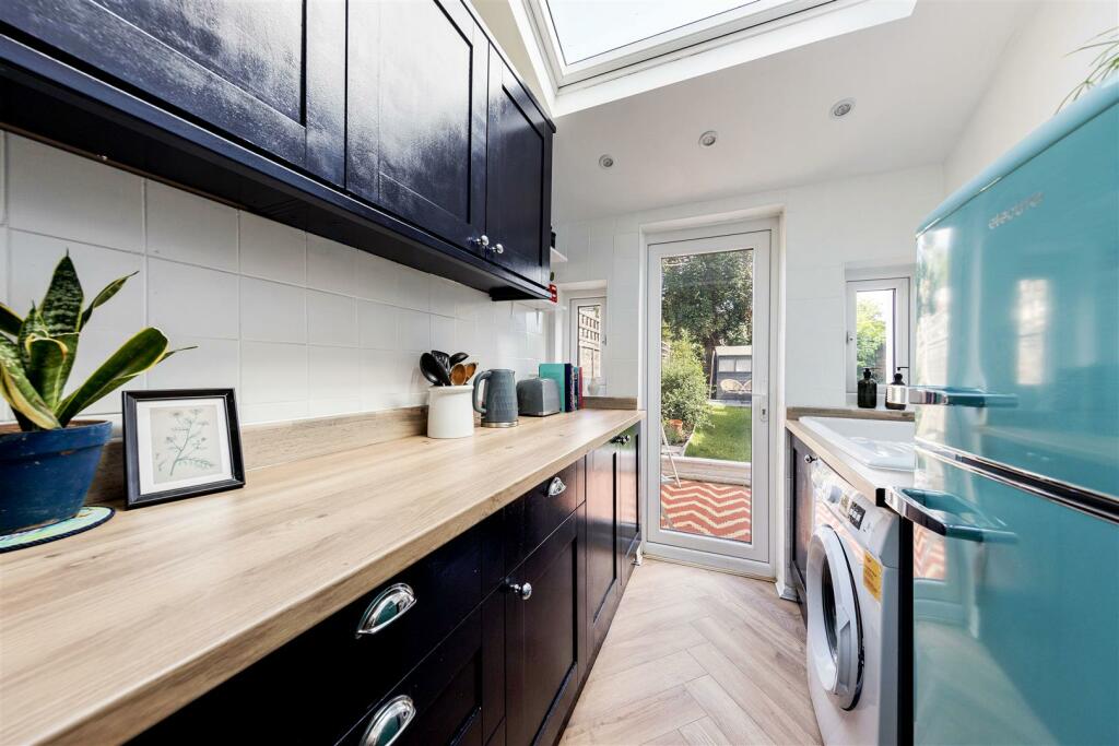 Chestnut Avenue, E7