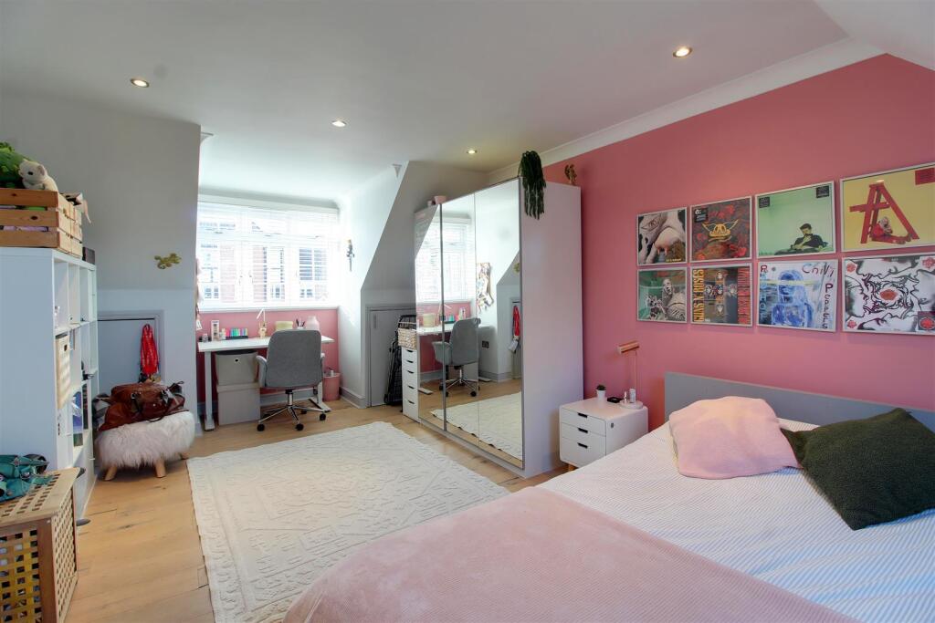 Darkes Lane, Potters Bar