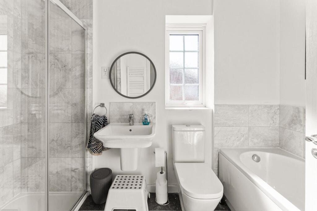 12 - family bathroom.jpg
